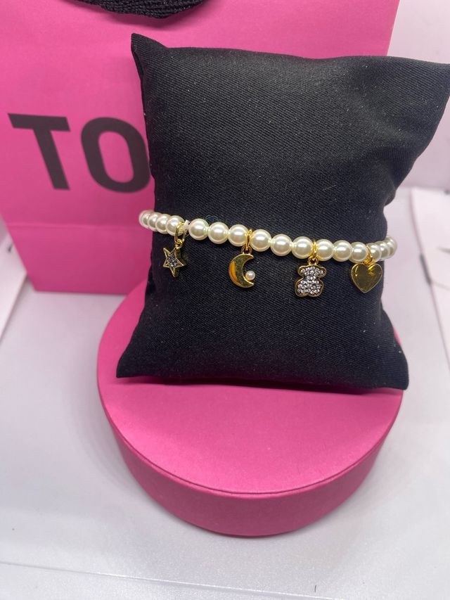 Pulsera Tous perlas y charms dorados