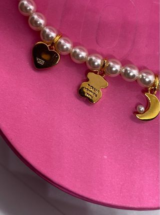 Pulsera Tous perlas y charms dorados