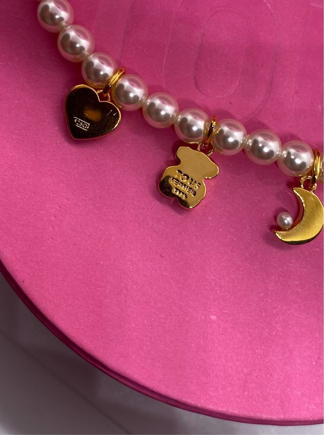 Pulsera Tous perlas y charms dorados