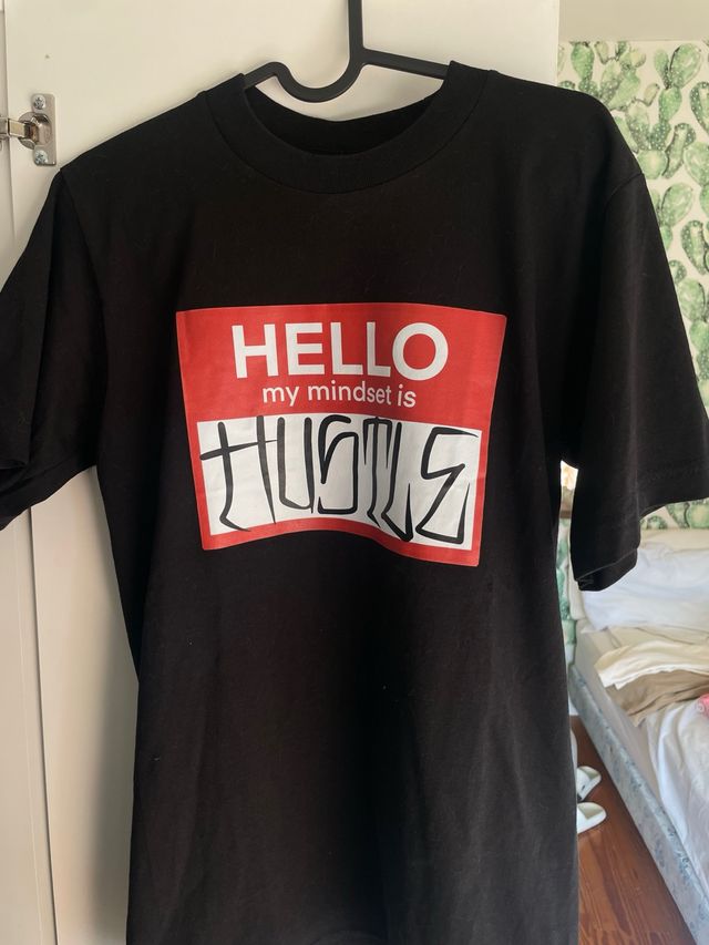 Camiseta Hello my name is hustle