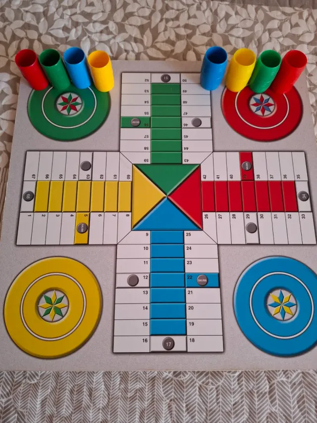 PARCHIS Y AJEDREZ