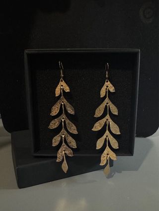 Pendientes dorados largos hoja