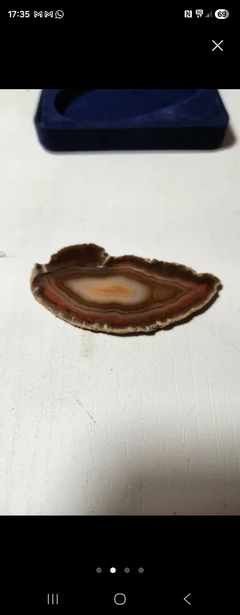 Rodaja de ágata natural con vetas concéntricas