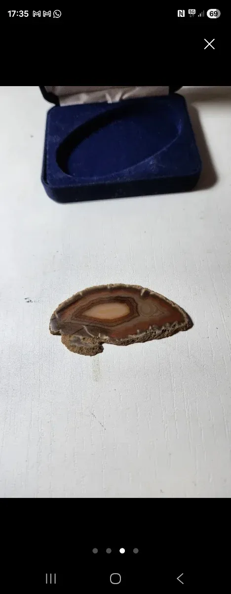 Rodaja de ágata natural con vetas concéntricas