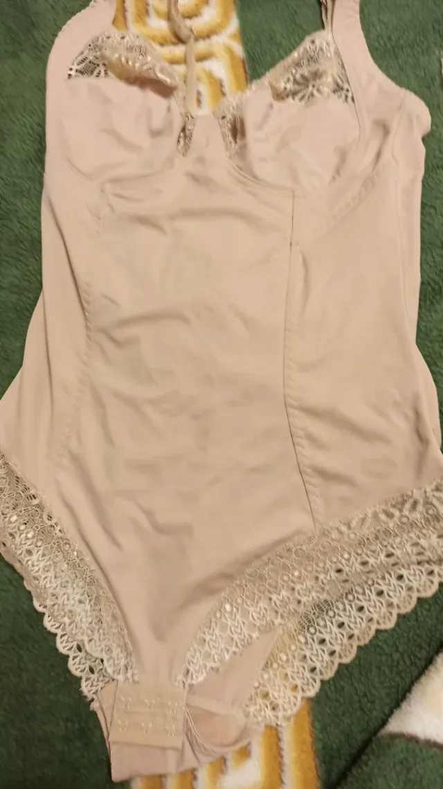 Body de encaje beige