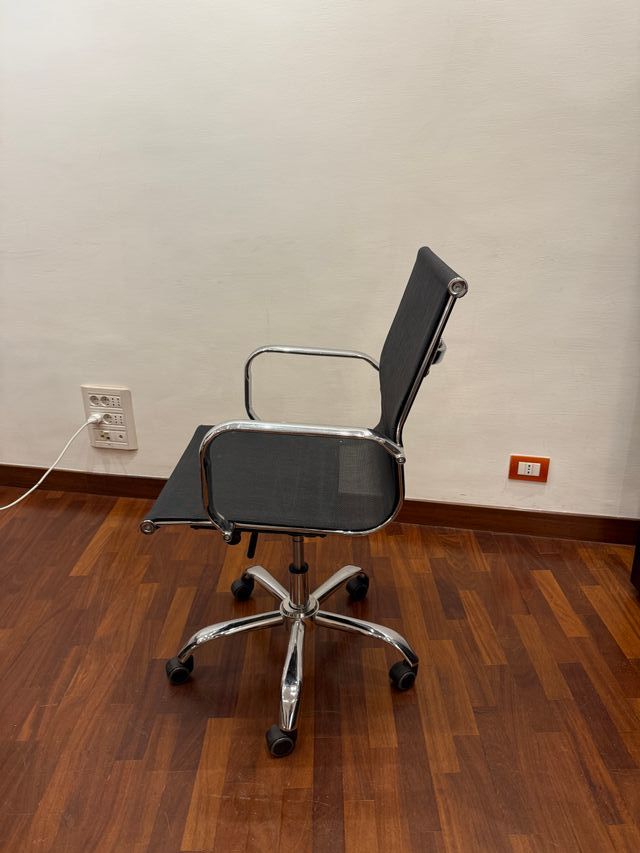 Sedia da ufficio girevole in tessuto e metallo