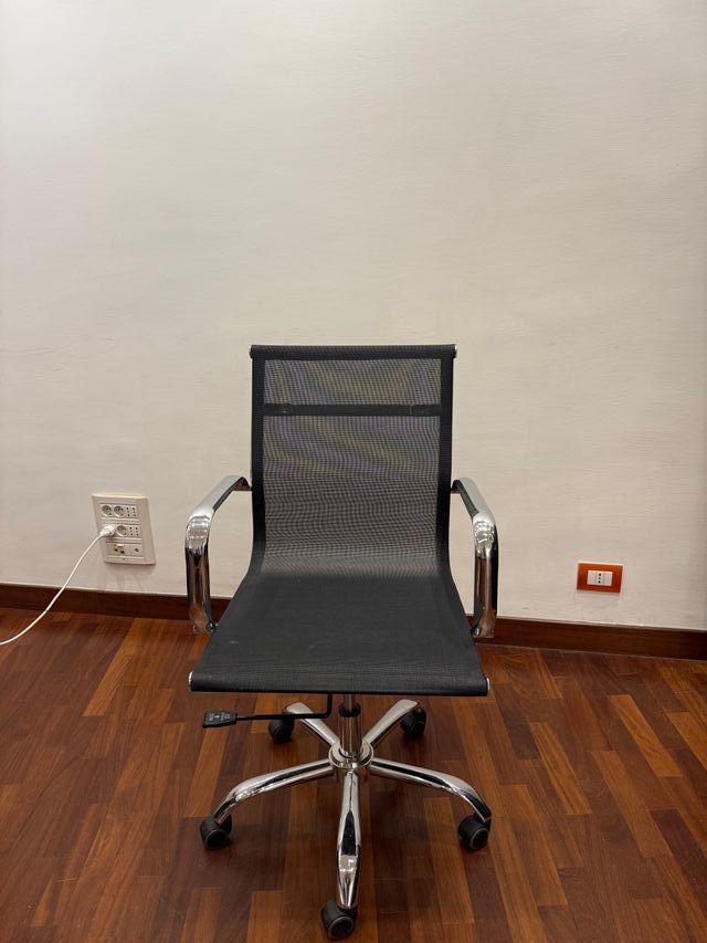 Sedia da ufficio girevole in tessuto e metallo