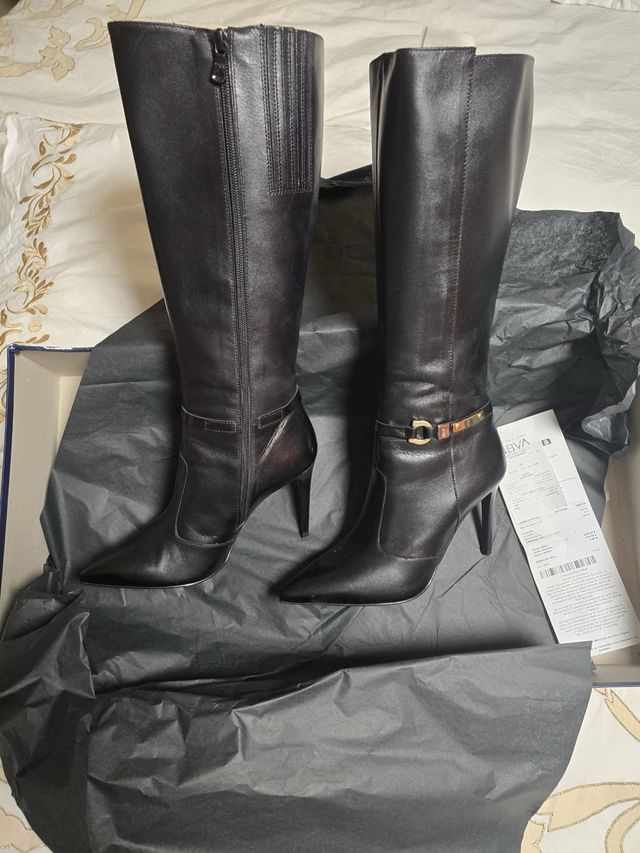 Botas de tacón negras elegantes