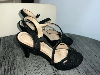Zapatos de tacón Corina negros con pedrería
