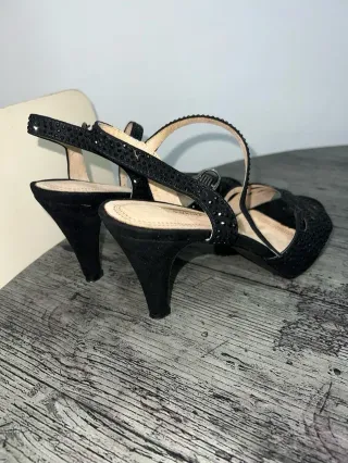 Zapatos de tacón Corina negros con pedrería