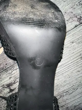 Zapatos de tacón Corina negros con pedrería