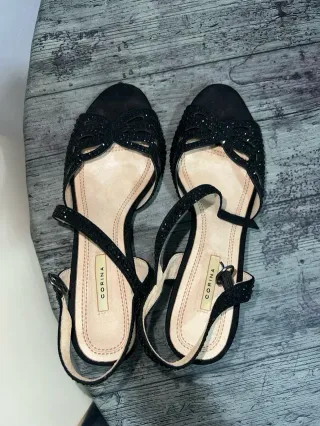 Zapatos de tacón Corina negros con pedrería