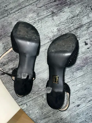 Zapatos de tacón Corina negros con pedrería