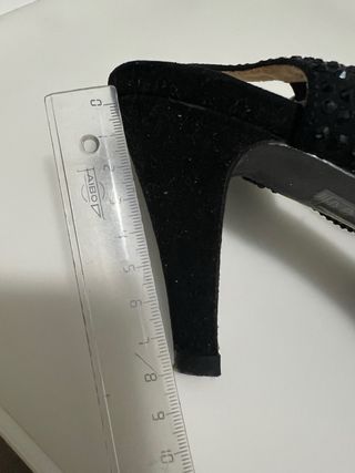 Zapatos de tacón Corina negros con pedrería