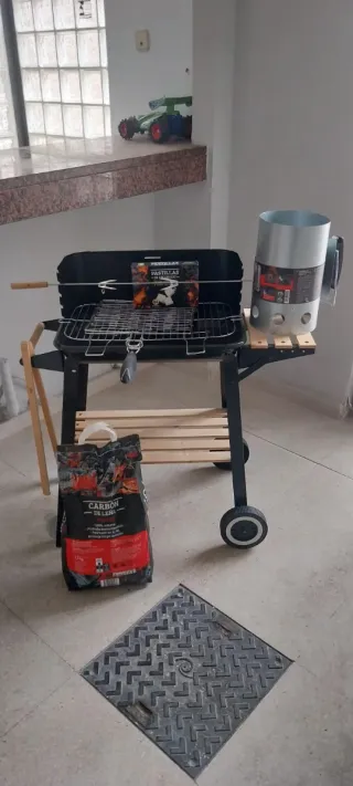 Barbacoa de carbón con accesorios