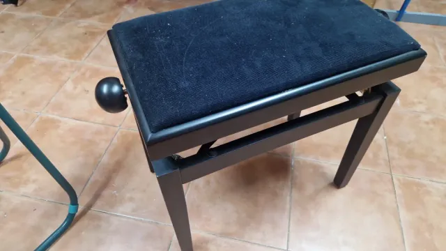 Banco de piano negro ajustable