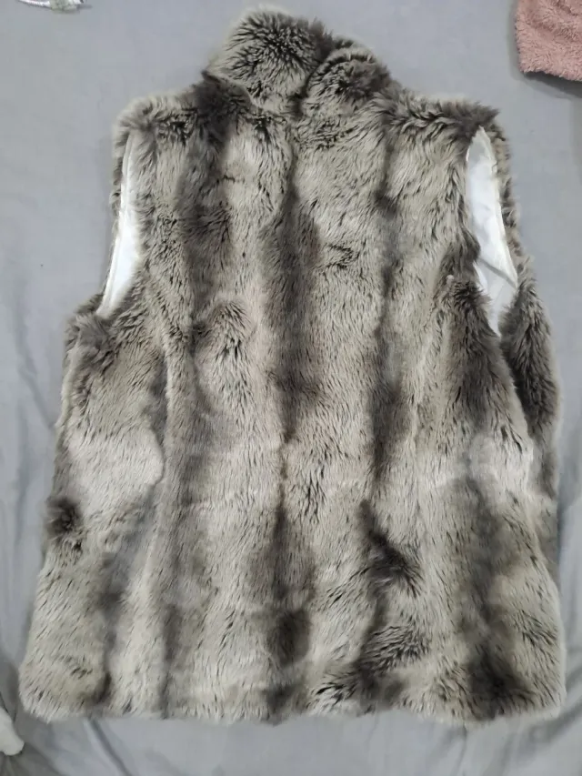 Abrigo sin mangas de pelo sintético