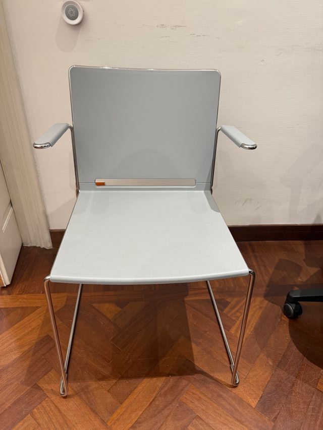 Sedie resistenti grigie e bianche