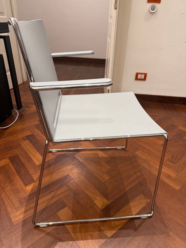 Sedie resistenti grigie e bianche