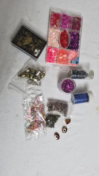 Abalorios multicolor, hilos y cintas bisuteria