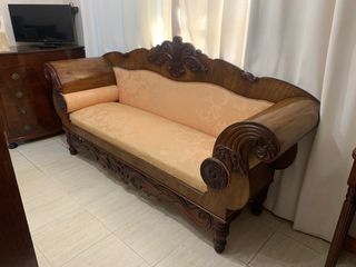 Sofá antiguo de madera y tela