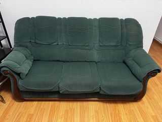 Sofá de tela verde con detalles de madera