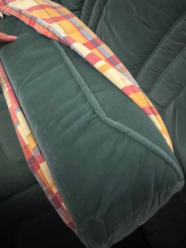 Sofá de tela verde con detalles de madera