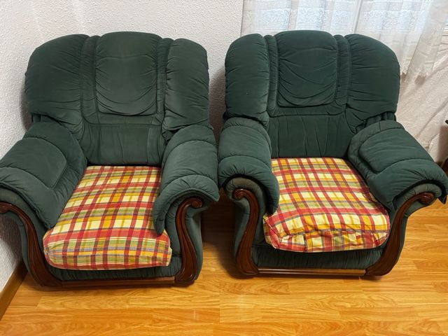 Sofá de tela verde con detalles de madera