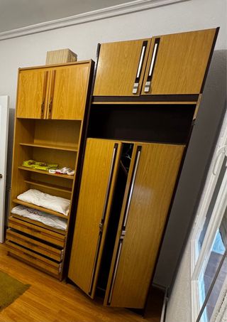 Sofá de tela verde con detalles de madera