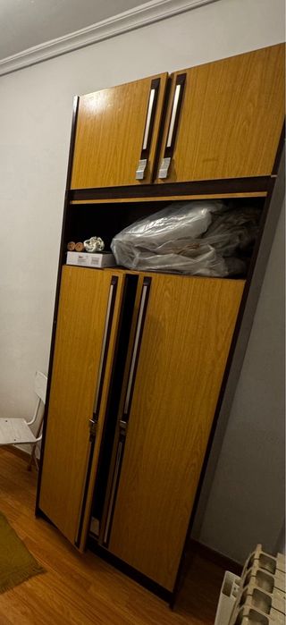 Sofá de tela verde con detalles de madera