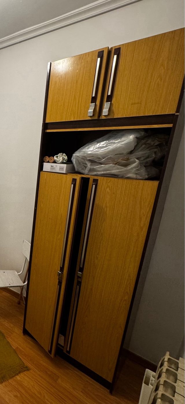 Sofá de tela verde con detalles de madera