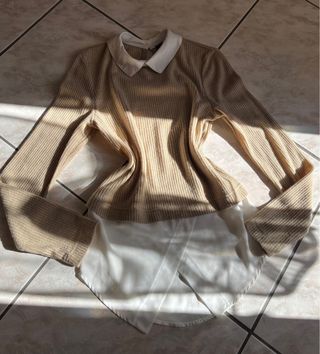 Maglia beige con colletto bianco