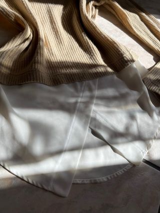 Maglia beige con colletto bianco
