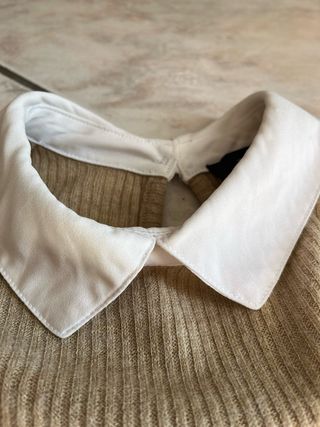 Maglia beige con colletto bianco