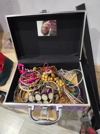 Se regala lote de bisutería variada