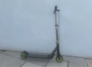 Patinete infantil negro y amarillo