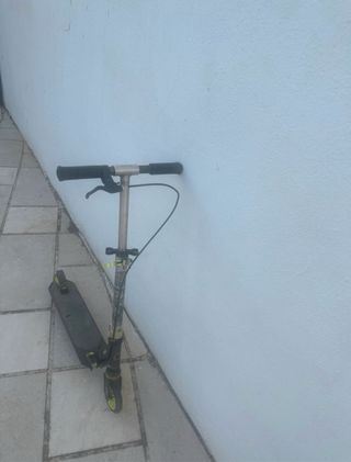 Patinete infantil negro y amarillo