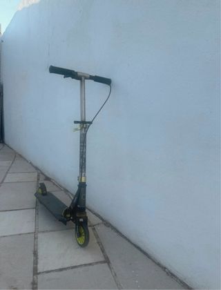 Patinete infantil negro y amarillo