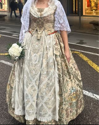 Traje Fallera siglo XVIII Completo con zapatos.