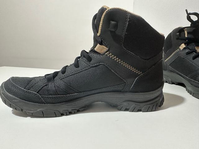 Botas de montaña Quechua negras y beige. Talla 39