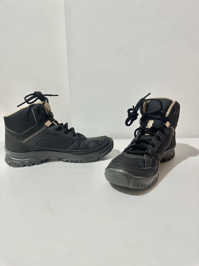 Botas de montaña Quechua negras y beige. Talla 39
