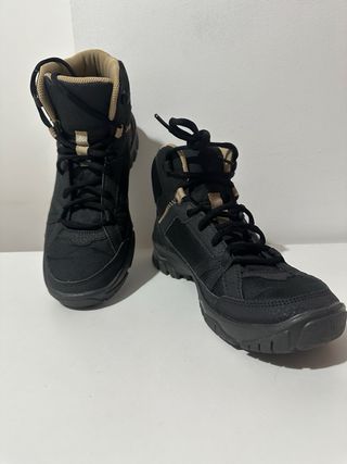 Botas de montaña Quechua negras y beige. Talla 39