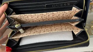 Conjunto Bolso y Billetera Guess Negro/Gris