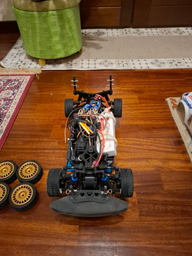 Modellino auto RC elettrico