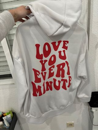 Sudadera Shein Blanca con Estampado Rojo talla M