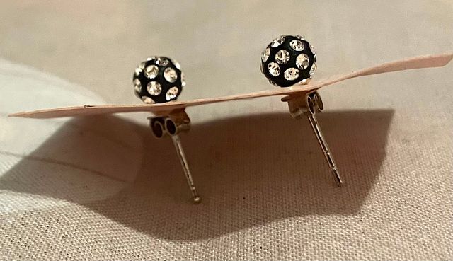 Orecchini sfera nera strass punto luce