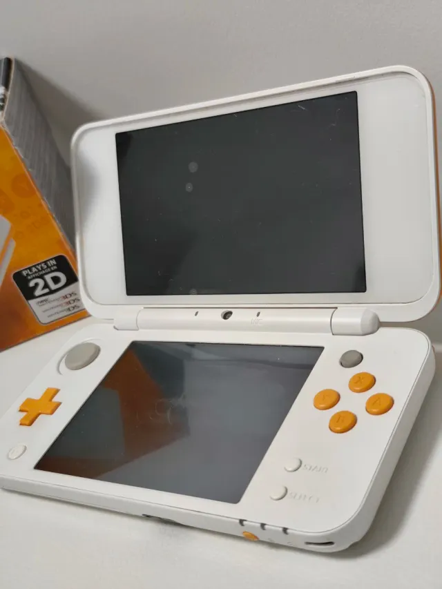Nintendo 2DS XL Naranja y Blanca