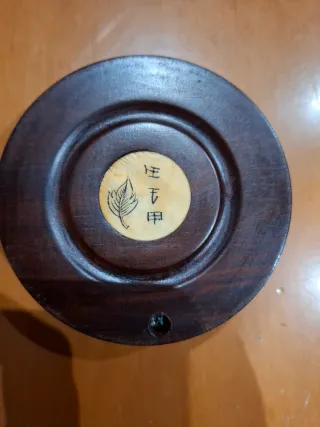 Brújula china de madera con animales