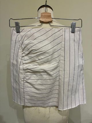 Falda de rayas blanca y negra