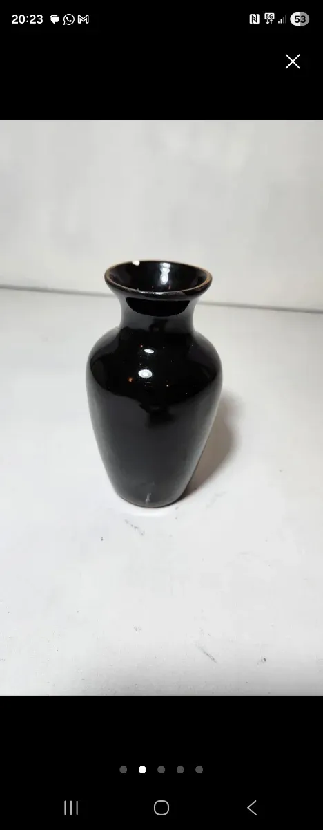 Bonito jarrón vintage en cerámica vidriada negra.